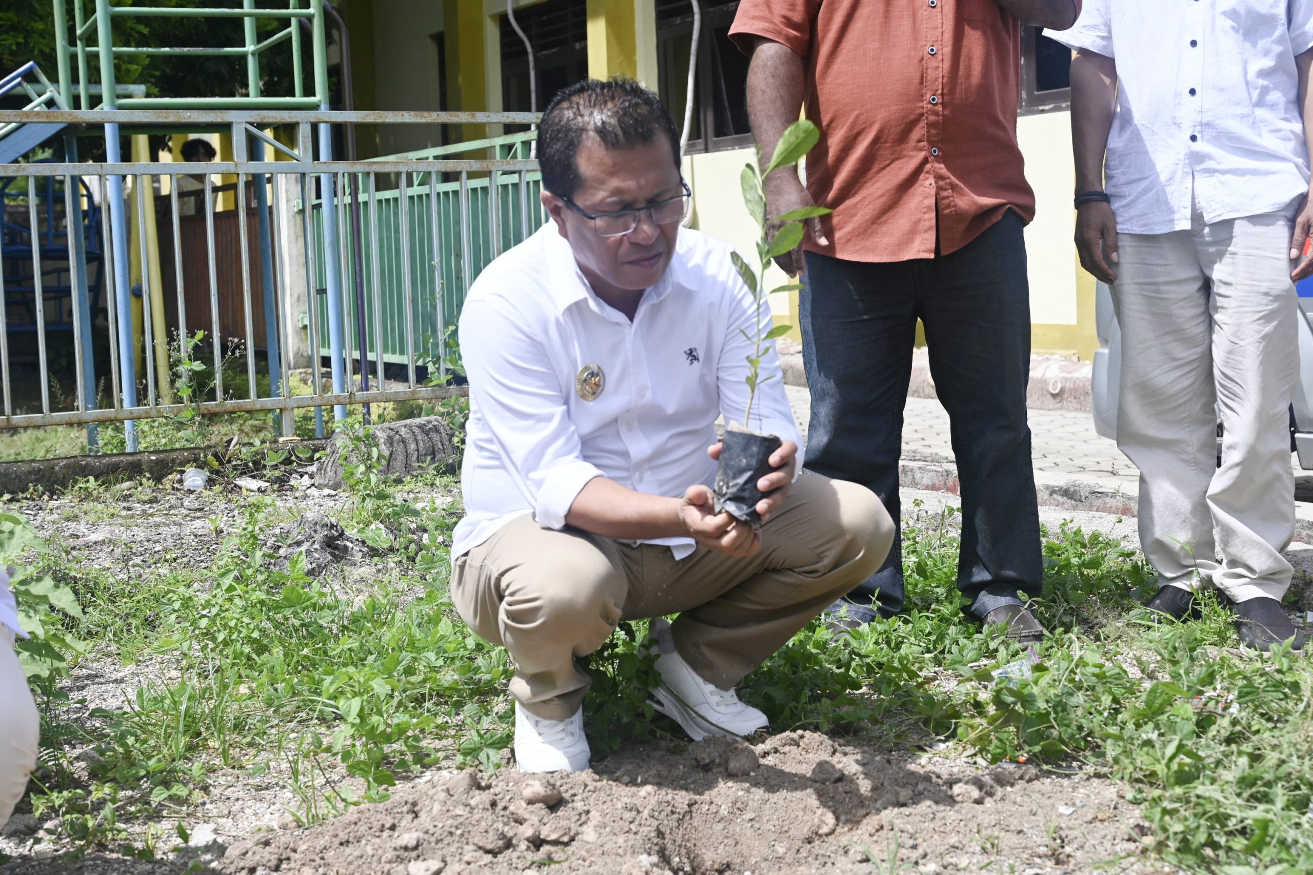 Bupati Yosef Lede Konsisten Tanam Pohon di Setiap Kegiatan